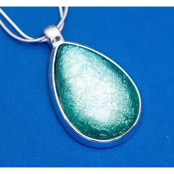 18 Inch, Vintage Green Teardrop Victorian Pendant Necklace D4 - Picture 1 of 3